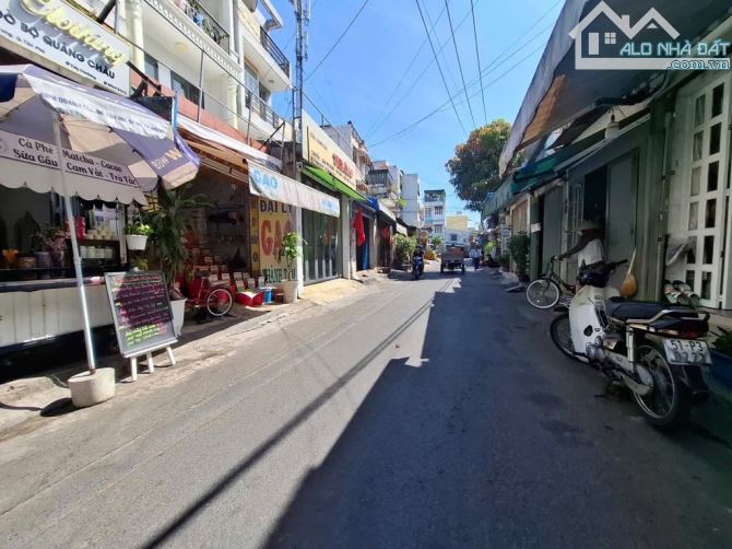 Bán nhà mặt tiền KD Tân Phú-Đường 8M-Giáp Quận 11-Hoàng Xuân Nhị-P.Phú Trung-100m2-4tầng