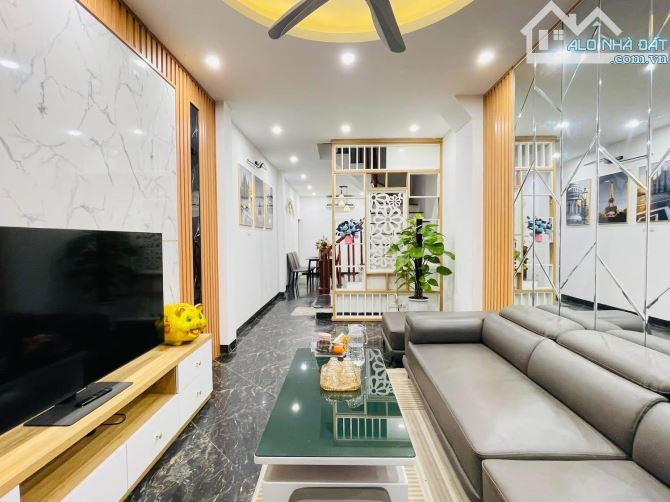 NHÀ MỚI 5 TẦNG LINH ĐÀM - TỔ ẤM HIỆN ĐẠI CHO GIA ĐÌNH - CÁCH Ô TÔ 10M - GIÁ 8.5 TỶ
