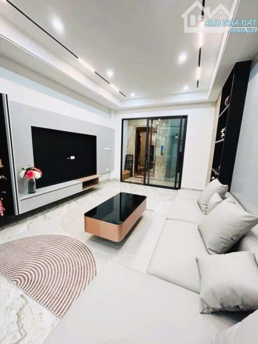 Bán Nhà Hoàng Quốc Việt 40m - 6 Tầng Thang Máy ,Ngõ Nông Rộng 4m,Ô Tô Đỗ  Sát Phố - 1