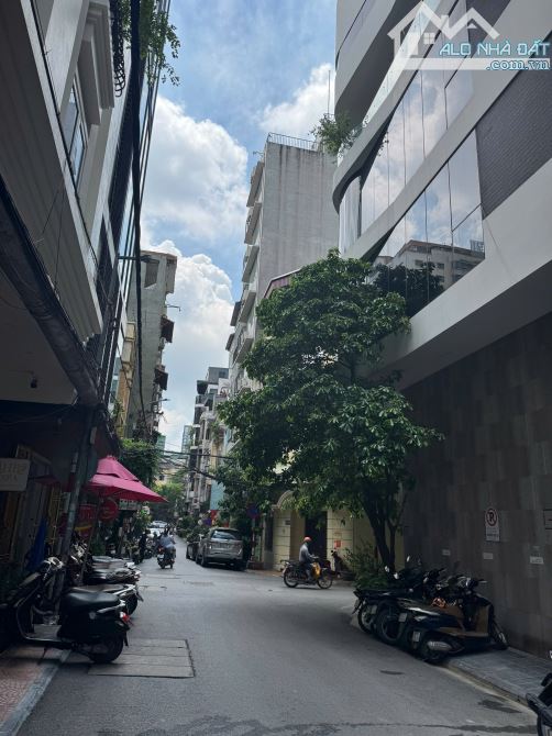 BÁN TÒA NHÀ 8 TẦNG P-LÔ NGUYÊN HỒNG, - 90M² , MT ĐẸP, THANG MÁY - VỈA HÈ Ô TÔ TRÁNH - - 1