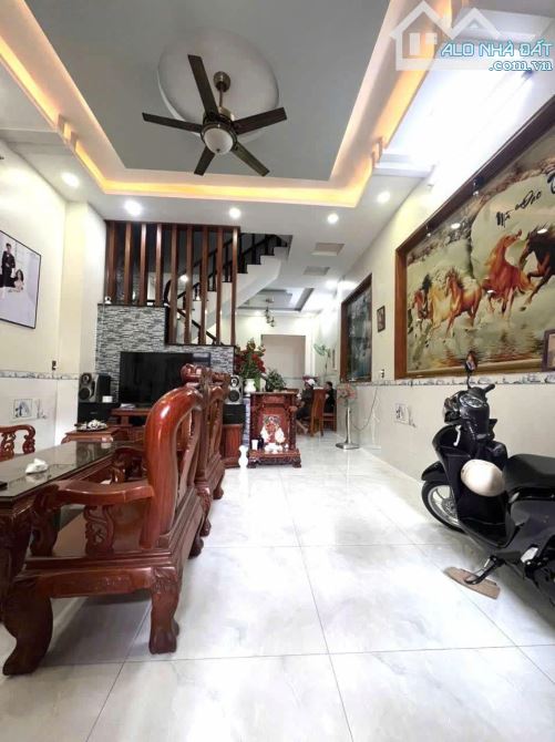 BÁN NHÀ 3 TẦNG - HẺM XE HƠI LÊ VĂN KHƯƠNG, QUẬN 12 - 67M2 NGANG 5M - GIÁ CHỈ 5.68 TỶ TL - 1