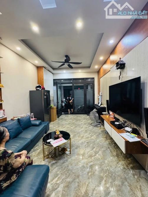 Bán Gấp nhà 5 tầng phố Bồ Đề, Long Biên, 50m², 2 Thoáng –  Ô tô vào nhà, Giá 13.2 tỷ - 1