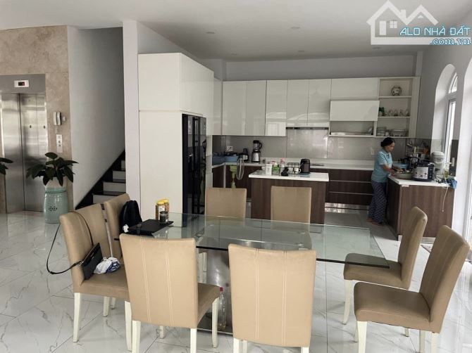 Bán gấp Biệt thự 99 Nguyễn Thị Thập, PMH, P.Tân Phú, Q7, 220m2 5 lầu, chỉ 47 tỷ! - 1