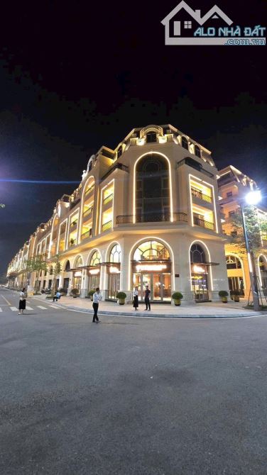 BÁN QUỸ CĂN CHUYỂN NHƯỢNG GIÁ TỐT NHẤT ROYAL MANSION- NGÃ 6 TP BẮC GIANG- 84M2 - 14 TỶ - 12