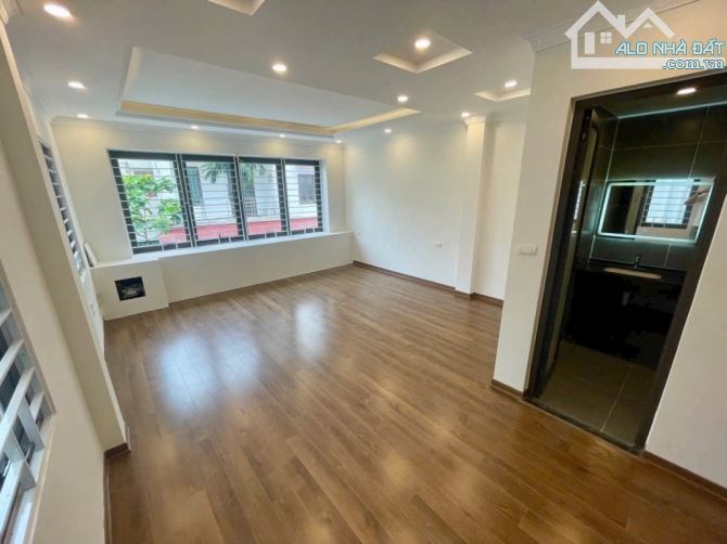HIẾM, LÔ GÓC - THANG MÁY -  NHÀ 6 TẦNG - HÀNG XÓM VINHOM RIVERSIDE - 50m2, 8.2 Tỷ - 1