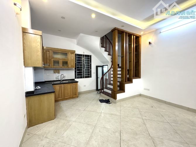 Chỉ 7.25 tỷ - Nhà Giáp Bát, Hoàng Mai - 41m2, 5 tầng, MT 4.5m - Ngõ thông gần ô tô - 2