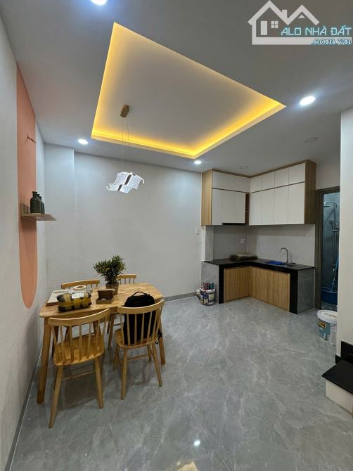 Bán nhà Phạm Văn Đồng có sân vườn đầy đủ nội thất sát bên sân bay Tân Sơn Nhất chỉ nhỉnh 3 - 2