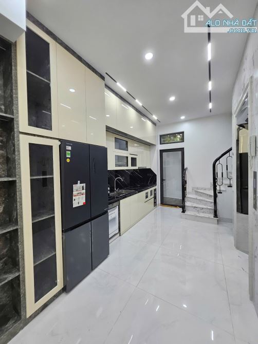 Bán Nhà Phố Nguyễn Văn Cừ 50m2 6T, Mặt Tiền Quyền Lực, Lô Góc, Full Nội Thất - 12.X Tỷ - 2