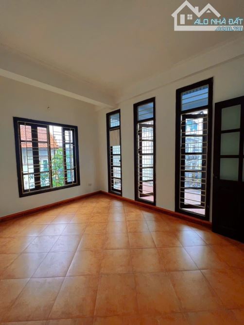 CẦN BÁN GẤP NHÀ BÔ ĐỀ - LÔ GÓC Ô TÔ 7 CHỖ- 1 NHÀ RA PHỐ - 2