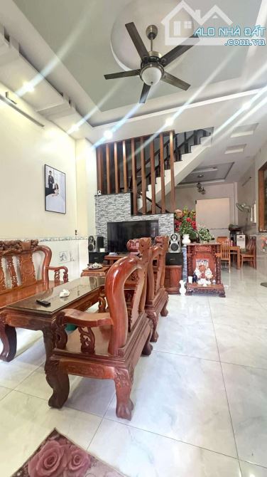 BÁN NHÀ 3 TẦNG - HẺM XE HƠI LÊ VĂN KHƯƠNG, QUẬN 12 - 67M2 NGANG 5M - GIÁ CHỈ 5.68 TỶ TL - 2