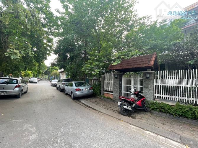 Bán biệt thự tại đường Dịch Vọng 270m2, 4 tầng, mt 20m, 4 mặt thoáng, chỉ 65 tỷ. - 2