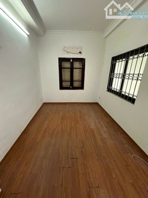 Cho thuê tập thể tầng 2 ngõ 128C Đại la, 3 phòng ngủ. - 2