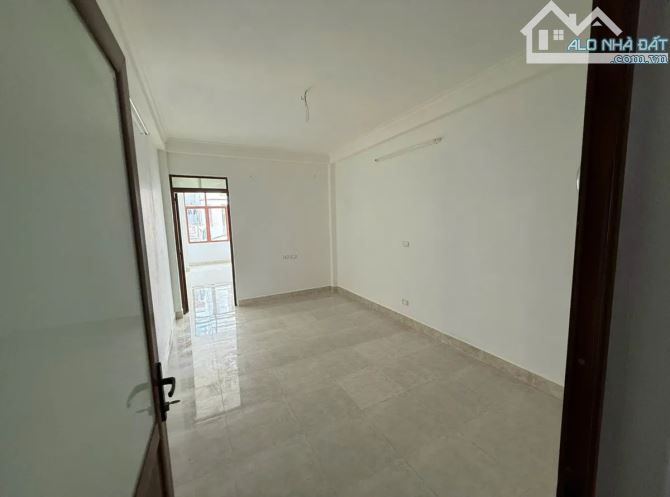 Bán nhà dân xây văn hội, ô tô đỗ cửa vào nhà, sát học viện tài chính, giá tốt hiếm có. - 2