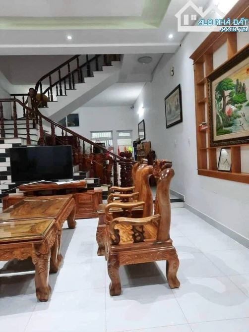 CHO THUÊ NHÀ 2 LẦU 1 TR ..KHU BẾN ĐÌNH  ..PHƯỜNG 6 VT ✔DT : 100m2  ✔Nhà có ..3p ngủ,1 pk - 3
