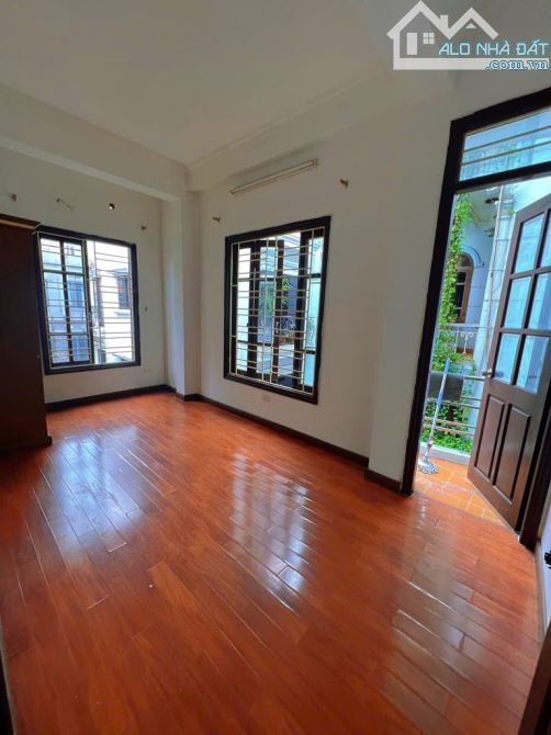 CẦN BÁN GẤP NHÀ BÔ ĐỀ - LÔ GÓC Ô TÔ 7 CHỖ- 1 NHÀ RA PHỐ - 3