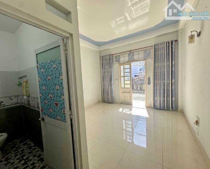BÁN NHÀ 3 TẦNG ĐẸP – HẺM XE HƠI VÀO NHÀ – SÁT MẶT TIỀN TRẦN THỊ HÈ – QUẬN 12 – 65M2 – SHR - 3