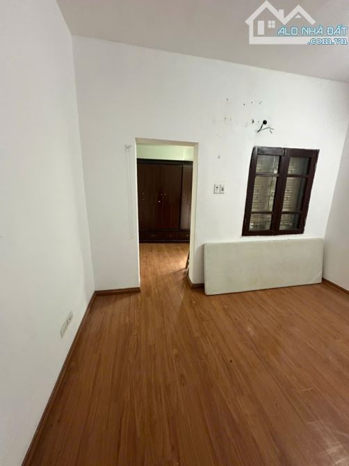 Cho thuê tập thể tầng 2 ngõ 128C Đại la, 3 phòng ngủ. - 4