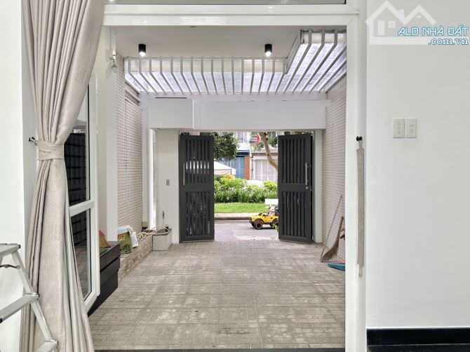 NGAY ĐẠI HỌC VĂN LANG – 100M2 – KHU ĐỒNG BỘ 4 TẦNG - CÔNG VIÊN TRƯỚC NHÀ - 4