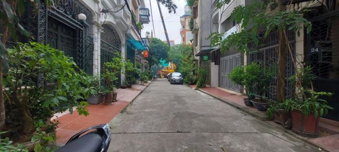 PHÂN LÔ PHÙNG CHÍ KIÊN 56m2 - 17Tỷ NHÌNH, VỈA HÈ Ô TÔ TRÁNH - SỔ VUÔNG VẮN - 9