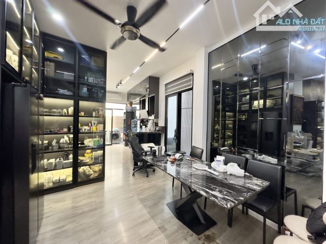 TÔ HIẾN THÀNH – QUẬN 10 – NHÀ ĐẸP 4 TẦNG – 70M² – NỞ HẬU 11M - CÁCH HẺM XE HƠI CHỈ 3 CĂN - 5