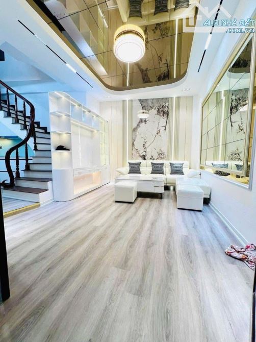 Tôi bán gấp nhà Ngọc Khánh - 36m2 - 5T - 15m ra ô tô tránh - Chỉ 7,9 tỷ - 5