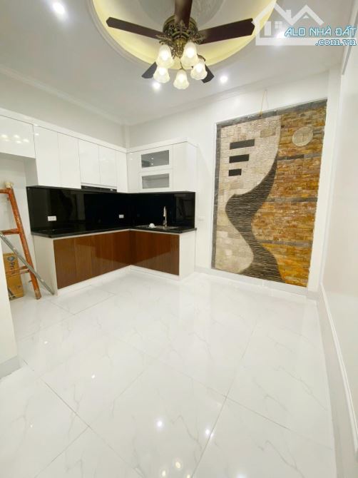 ĐƯỜNG LÁNG-ĐỐNG ĐA-NHÀ ĐẸP GẦN PHỐ-NỞ HẬU-BA GÁC TRÁNH-XÂY 5 TẦNG-CHỈ 10.2 TỶ - 5