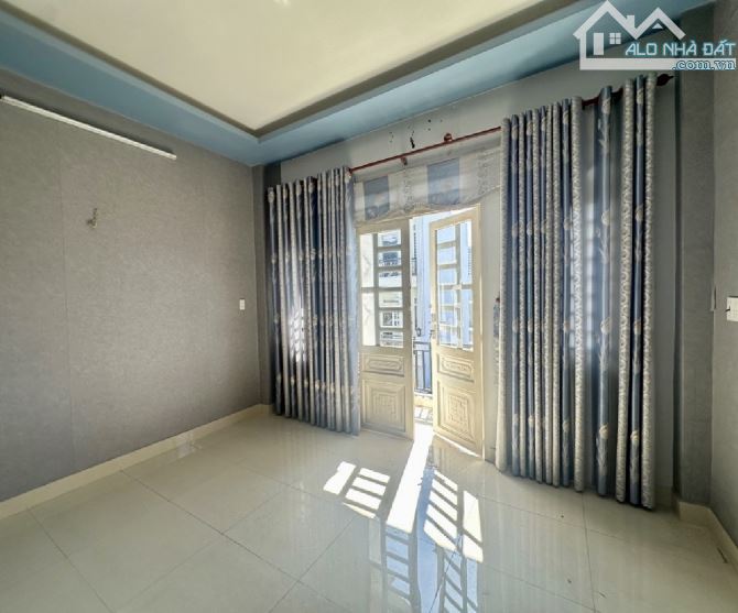 BÁN NHÀ 3 TẦNG ĐẸP – HẺM XE HƠI VÀO NHÀ – SÁT MẶT TIỀN TRẦN THỊ HÈ – QUẬN 12 – 65M2 – SHR - 5