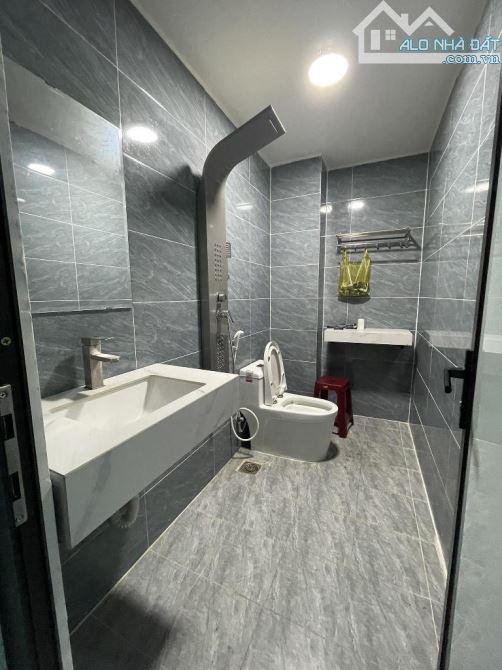 MẶT TIỀN TỈNH LỘ 10 84m2 - NGAY TÊN LỬA - 4 TẦNG - 4Pn - 8 TỶ. - 6