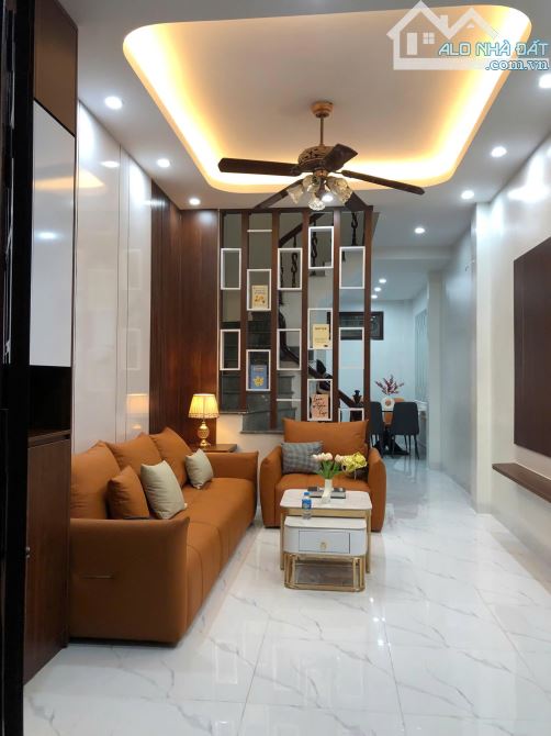 Tôi cần bán nhà 4T*45m2,ngã 4Tô Hiệu-Hoàng Diệu(đối diện chợ Hà Đông).Ôtô đỗ 10m.Giá 8tỷ6 - 8
