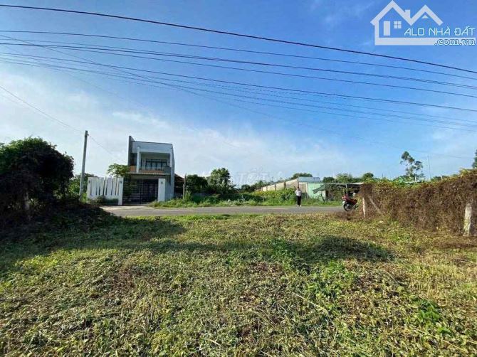 Còn 1 lô nằm trên con đường tập trung nhiều nhà vườn nghỉ dưỡng nhất Huyện .