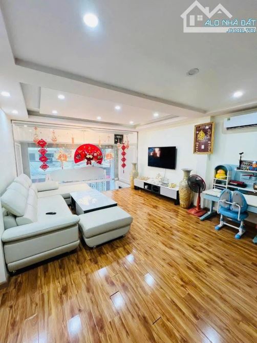 Bán nhà Nguyễn Văn Cừ 70m 3 tầng ô tô nhỉnh 14 tỷ