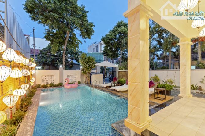 Villa trung tâm phố cổ Dt 271m2, 10P đang kinh doanh, cách chùa cầu 1km - dễ sinh lời