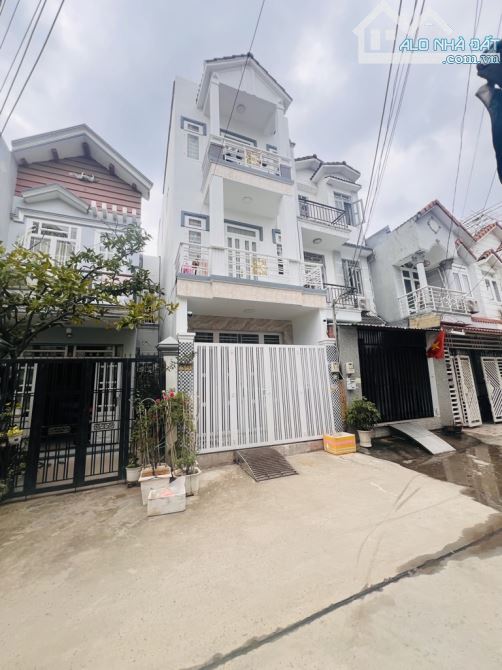 NHÀ 3 TẦNG - HẺM XE HƠI  8M NGAY TRUNG TÂM THỊ TRẤN NHÀ BÈ