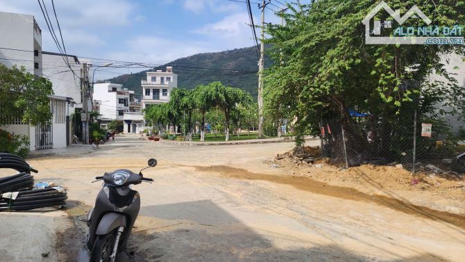 ĐẤT TDC HÒN XỆN GẦN BIỂN, BÁN LÔ GÓC ĐỐI DIÊN CÔNG VIÊN ĐƯỜNG 7M VÀ 10M, XÂY ĐƯỢC 7 TẦNG