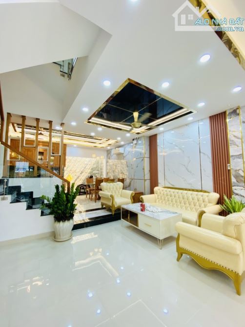 Nhà bán Quận 7 dưới 10 tỷ NGANG LỚN  HƠN 7M HẺM XE HƠI GẦN 110M2 MÀ CHỈ NHỈNH 65TR/M2