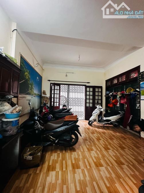 NHÀ LẠC LONG QUÂN NGÕ THÔNG GẦN PHỐ LÔ GÓC 3 MẶT DT60M2*MT6M*5 TẦNG DÂN XÂY