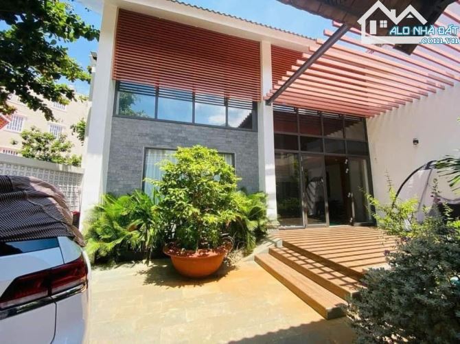 BÁN BIỆT THỰ ĐẸP 1T2L căn góc cực hiếm có tại mặt tiền đường Phường 2 VT. GẦN BIỂN