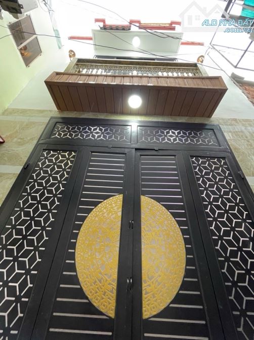 NÓNG HỔI MỚI RA LÒ - CHƯA KỊP DỌN DẸP - 2 TỈ - TÂN PHÚ - NGANG 4M - 2 TẦNG - 2WC - SHR
