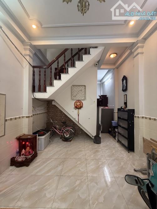 Bán nhà 3 tầng p15 Tân Bình hẻm nhựa 5m xe hơi đỗ cửa 4x10 chỉ nhỉnh 4 tỷ