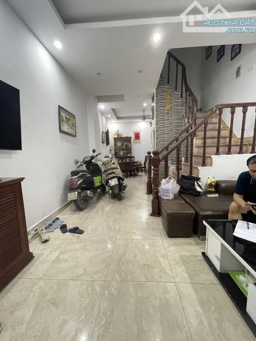 Nhà đẹp ở luôn Hoàng Quốc Việt Cầu Giấy Sổ vuông 41m 4 tầng MT4m5 Giá 15 tỷ Ngõ ô tô tránh - 1