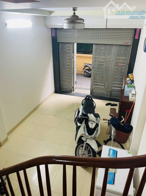 Nhà đẹp ở luôn Hoàng Quốc Việt Cầu Giấy Sổ vuông 38m 5 tầng MT3m6 Giá 15 tỷ Ngõ ô tô tránh - 1