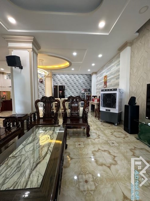 Bán Biệt thự Mặt Tiền Trần Thị Ngôi P.4 Quận 8 ,ngang 8m hiếm có ,không gian sống đẳng cấp - 1