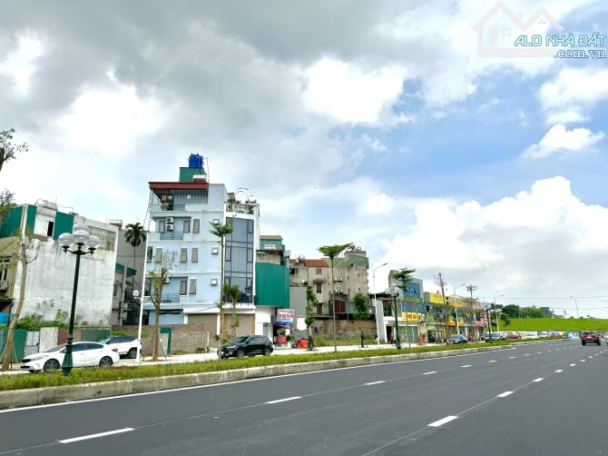 Mặt phố Hồng Tiến kéo dài, Vỉa hè đường 40m, 2 mặt tiền DT 320m2 - MT 17n - 1