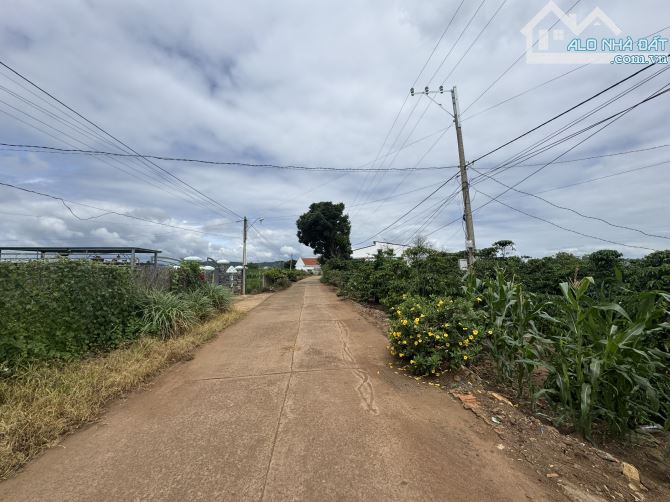 Bán 2700m2 đất đức trọng có 400m2 đất ở Giá 6,5ty cách sân bay 15 phút