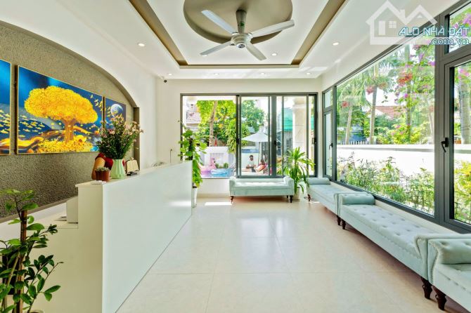 Villa trung tâm phố cổ Dt 271m2, 10P đang kinh doanh, cách chùa cầu 1km - dễ sinh lời - 17