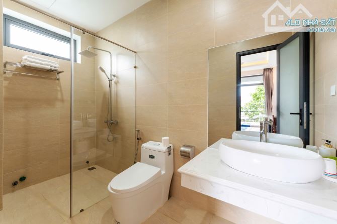 Villa trung tâm phố cổ Dt 271m2, 10P đang kinh doanh, cách chùa cầu 1km - dễ sinh lời - 18
