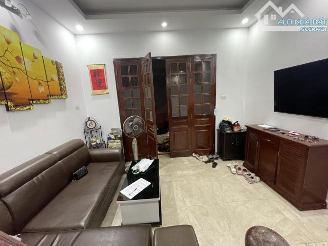 Nhà đẹp ở luôn Hoàng Quốc Việt Cầu Giấy Sổ vuông 41m 4 tầng MT4m5 Giá 15 tỷ Ngõ ô tô tránh - 2