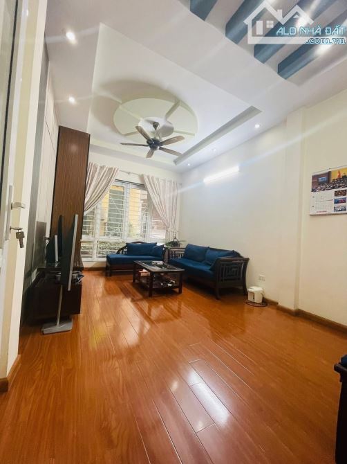 Nhà đẹp ở luôn Hoàng Quốc Việt Cầu Giấy Sổ vuông 38m 5 tầng MT3m6 Giá 15 tỷ Ngõ ô tô tránh - 2