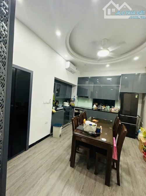 Bán Gấp nhà Phố Nguyễn Văn Cừ, Long Biên, 55m2, Lô góc, ô tô vào nhà, Giá 18.9 tỷ - 2