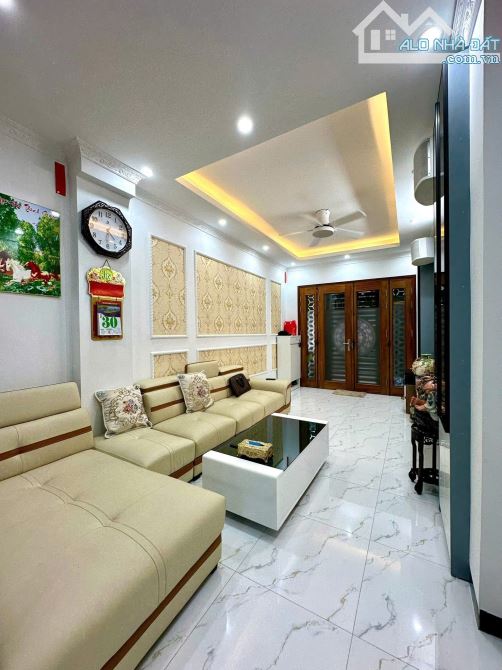 Rẻ nhất Q Hoàng Mai - 45 M - Nhà dân - Lô góc - Sát ô tô - Full nội thất - Chỉ 150 Tr/M2. - 2